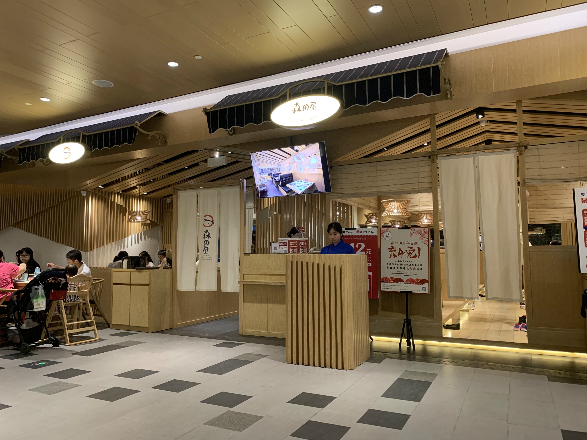 环境很好,有室内室外,室外其实就是商场内的走廊,也不是露天的,装修的