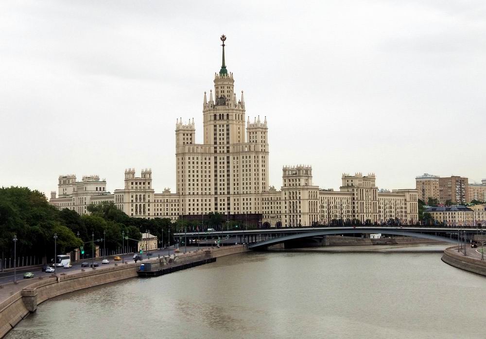 在萨吕酒店吃过早晨,我们驱车前往莫斯科观光.