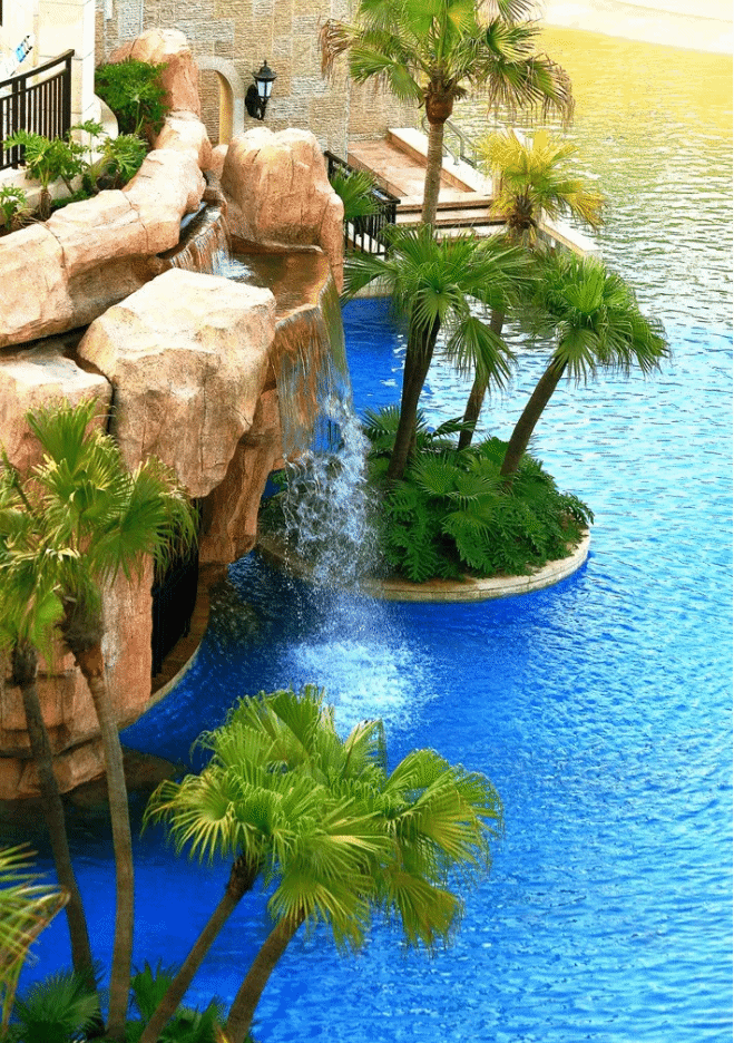 凭本卡到绿湖温泉度假酒店享受室外游泳设施绿湖温泉度假酒店瀑布泳池