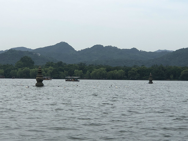 "三潭印月这个景点位于杭州西湖的中心，需要乘船带可以去的，三潭印月旁边的石墩子还是人民币1元背后..._三潭印月"的评论图片