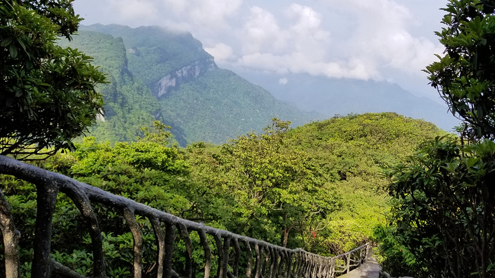 遊玩金佛山,一般至少需要一天.西坡,北坡和山頂都有住宿的地方.