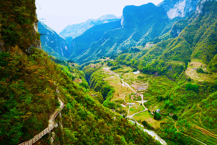 "鹿院坪的地缝很美很壮观，雨天风景也很美，距离恩施大峡谷40分钟车程，可以跟大峡谷串联起来玩两天..._鹿院坪"的评论图片