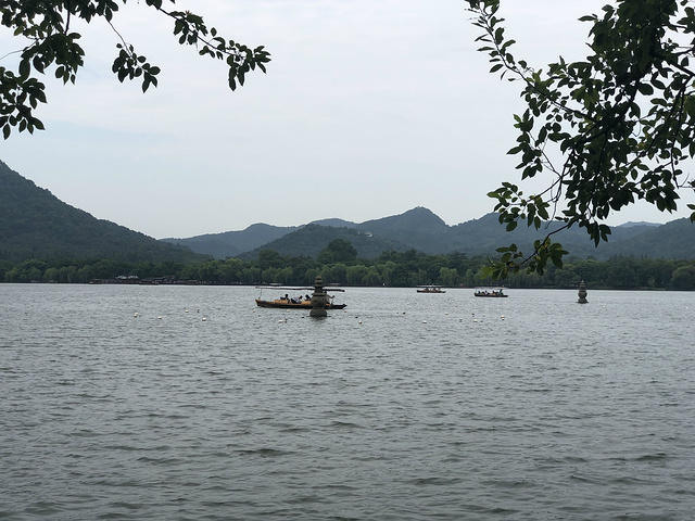 "三潭印月是杭州西湖十景中的一景，是需要乘船才可以到达的景点，三潭印月位于杭州西湖的中心区域，在..._三潭印月"的评论图片