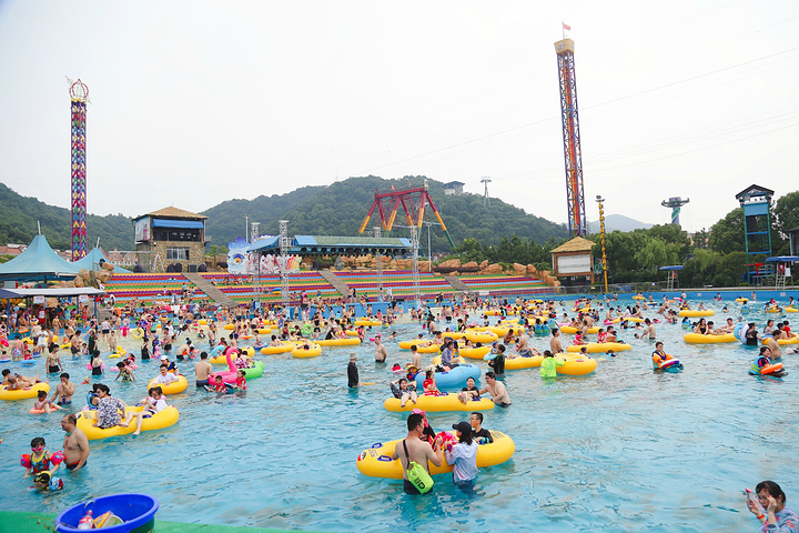 "位于湘湖宋城旅游区的浪浪浪水乐园，票价：成人160元，夜场120元。还有大学生、儿童等优惠票价，也可_杭州浪浪浪水公园"的评论图片