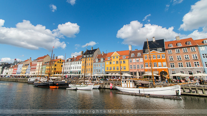 "新港就是那色彩斑斓的地方，很多游客来到哥本哈根第一站都会选择这里，一条长长的运河将这里分隔开，..._新港"的评论图片