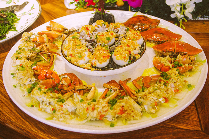 在三亚,大海与美食只差一条街的距离