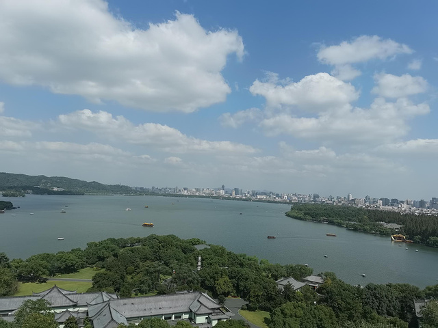 "小朋友拿着门票怎么不进去呢？好美的景致。好美的蓝天白云。雷峰塔。不同角度的西湖_雷峰塔"的评论图片