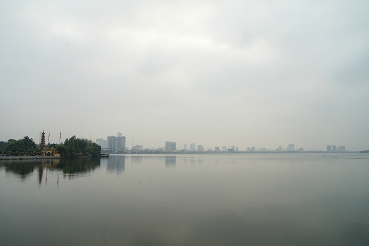 "...等同于杭州西湖在中国，环湖一周大约17公里，但由于河内常年难遇晴天，所以很难遇见最好的西湖风光_河内西湖"的评论图片