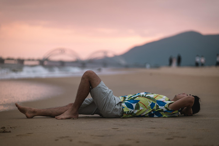 我们两干脆就躺在沙滩上,欣赏着大自然的舞台_日月湾冲浪俱乐部&quot