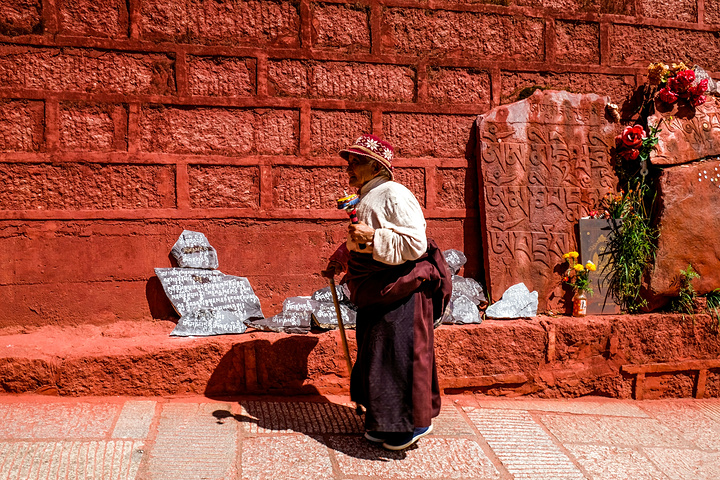 "德格最值得一看的就是德格印经院，素有“藏文化大百科全书”、“藏族地区璀璨的文化明珠”、“雪山下..._德格印经院"的评论图片