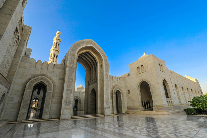 "...回到马斯喀特，参观了阿曼的苏丹国王清真寺在参观完毕后直飞卡塔尔首都多哈，这个清真寺非常值得去的_苏丹卡布斯大清真寺"的评论图片