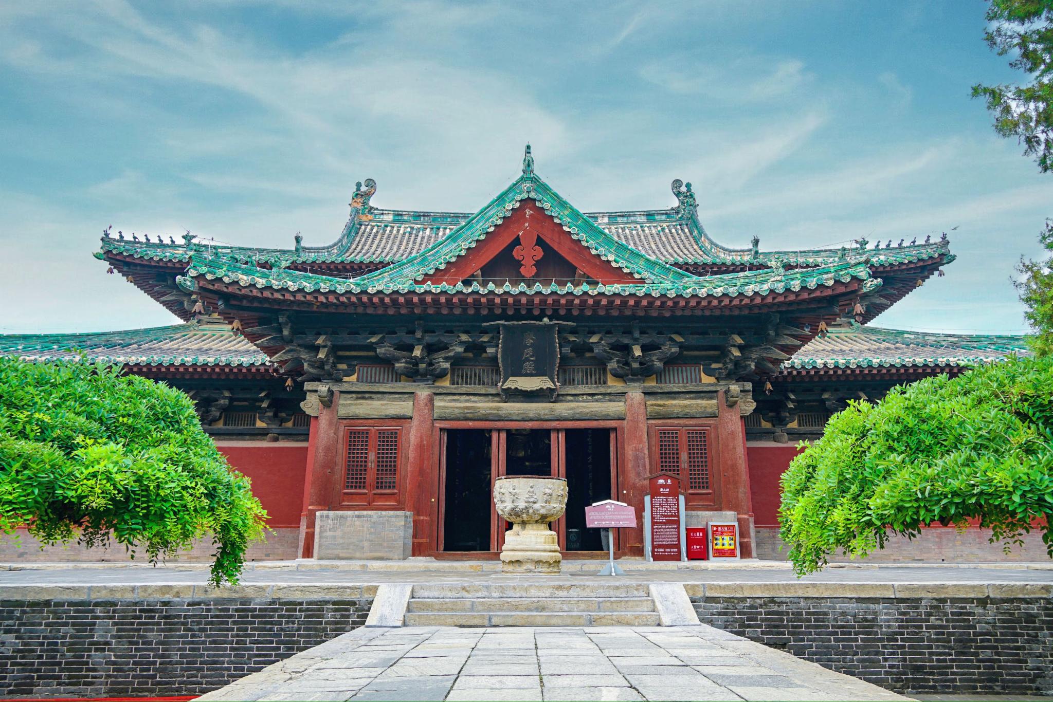 大悲阁内矗立着一尊高大的铜铸大菩萨称大悲菩萨是中国保存最好最高的