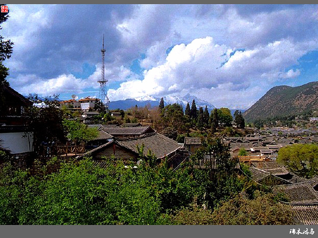 位于云南省丽江市大研古镇的丽江古城,坐落于丽江坝子的中部,在玉龙