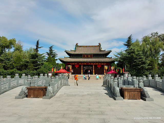 "尧庙位于临汾市华门附近，为山西省重点文物保护单位。尧庙对面这个建筑极像北京天安门_尧庙"的评论图片