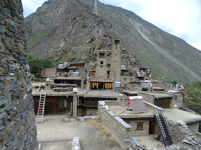 依山而建的羌寨鳞次栉比的羌族石砌民居碉房紧密相连羌寨中的碉房是