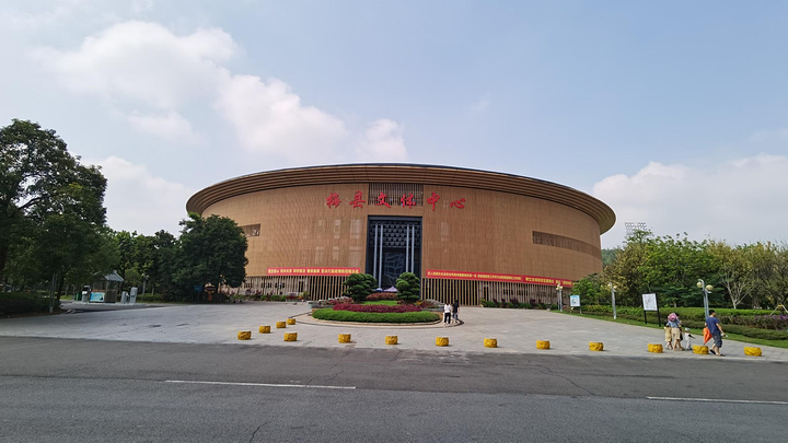 特色的是一根体现客家精神的龙柱,旁边是客家土楼造型的梅州文体中心