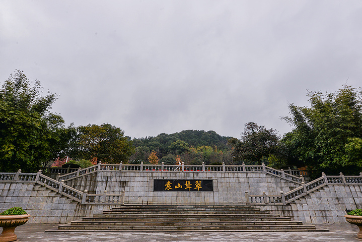 公园里最标志性的建筑是位于山顶的昌黎阁它是为了纪念唐宋八大家之首