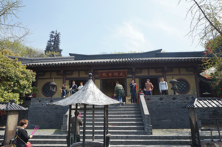 甘露寺是我国历史上非常有名的一座寺院,三国演义中刘备招亲的场景就