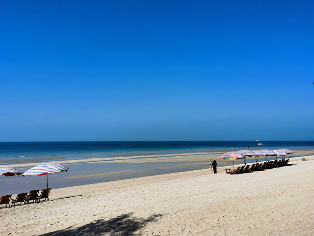 石螺口海滩位于涠洲岛西部海岸,这里海水清澈,海底有许多珊瑚,沙滩