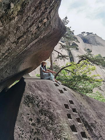 "五一假期，徒步的人不少，从南大门到索道上站一路上登山舒适度都很好。哦，攀岩也没试过，不知道手劲够不够_天柱山"的评论图片