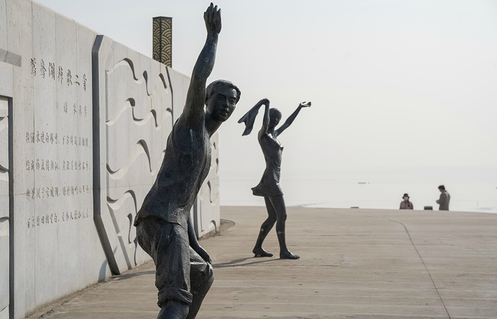 "...塑群，雕塑群的人物非常的形象生动，描绘的是来这里观海的游客，有的拿着相机，有的开心的向海边奔去_观海园"的评论图片