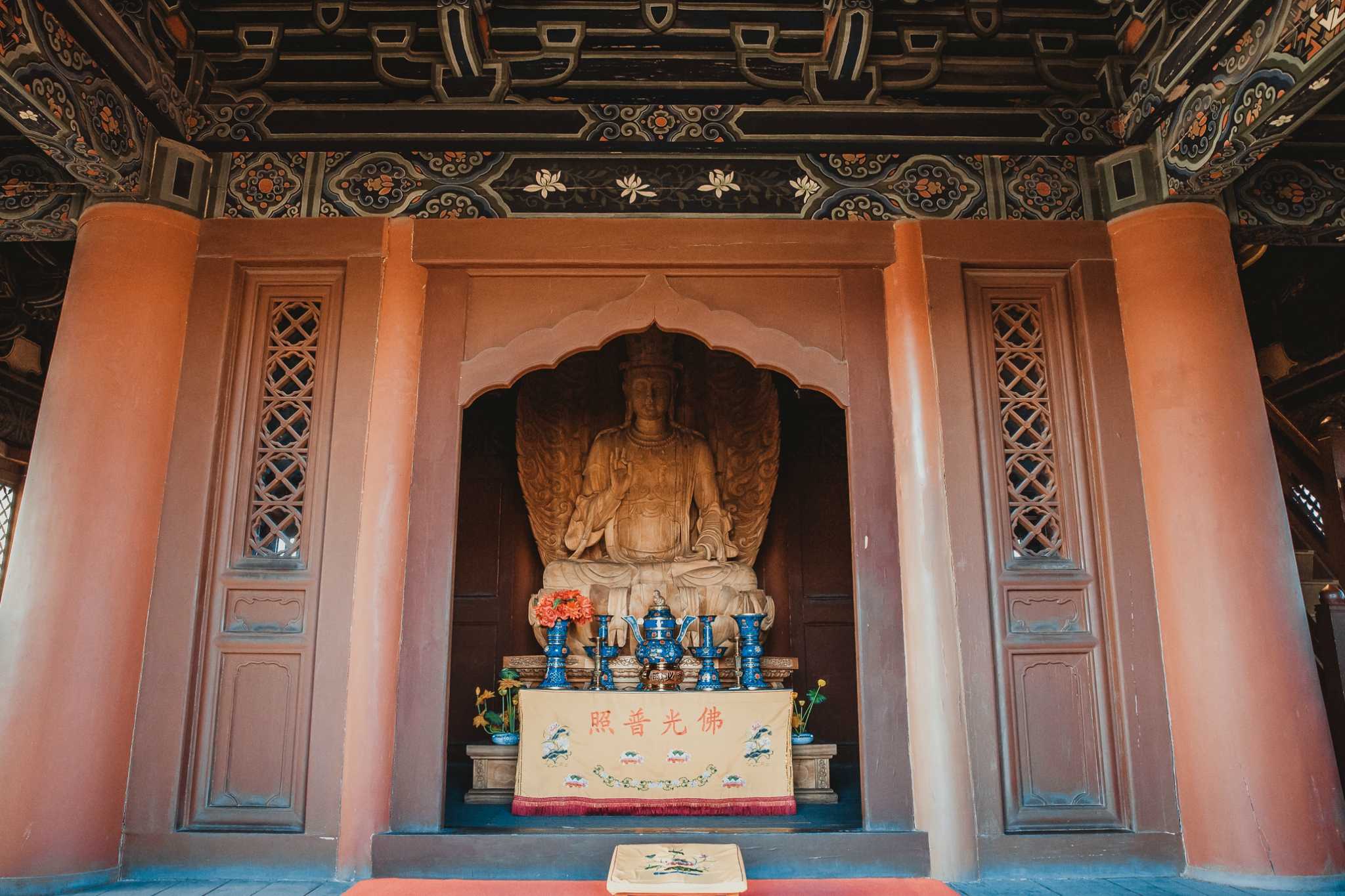 为辽代华严寺的藏经殿,虽然规模比大雄宝殿小得多,但在古建筑研究者和