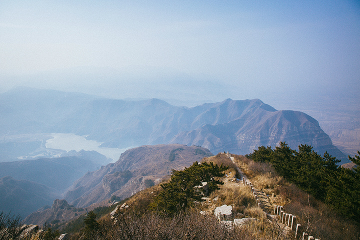 風景這邊獨好必須拍一張你一張我一張北嶽廟建在山腰的峭壁間規模很大