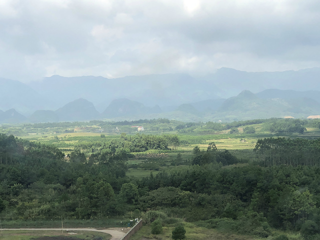 "...巴，非常方便，车次的频率也挺快的，而且这里的环境也不错，下飞机的时候就可以欣赏到桂林山水的景色_两江国际机场"的评论图片