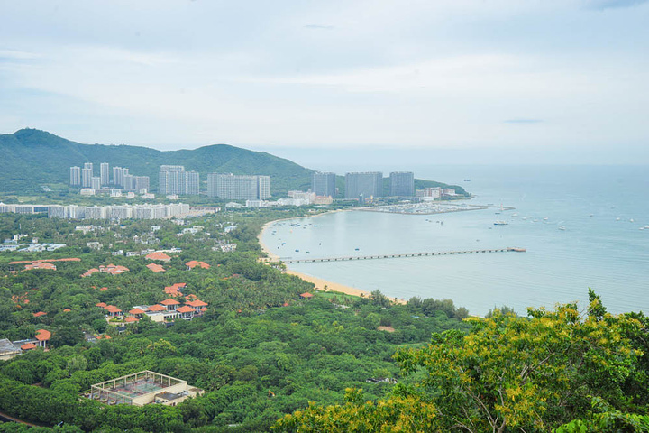 鹿回头风景区位于三亚市南3公里处是海南岛最南端的山头站在山顶上看