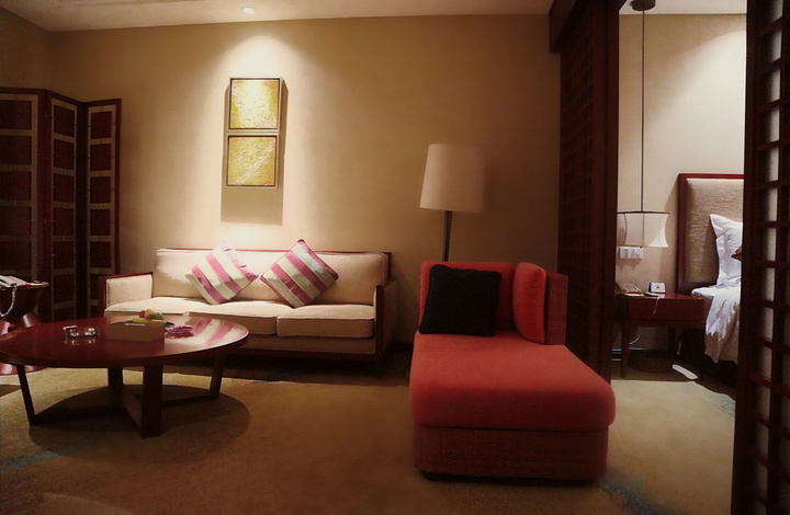 "珠海海泉湾维景国际大酒店。除了阳台以外，酒店房间给我最大的惊喜是这个宽敞而古典的客厅_珠海海泉湾维景国际大酒店"的评论图片