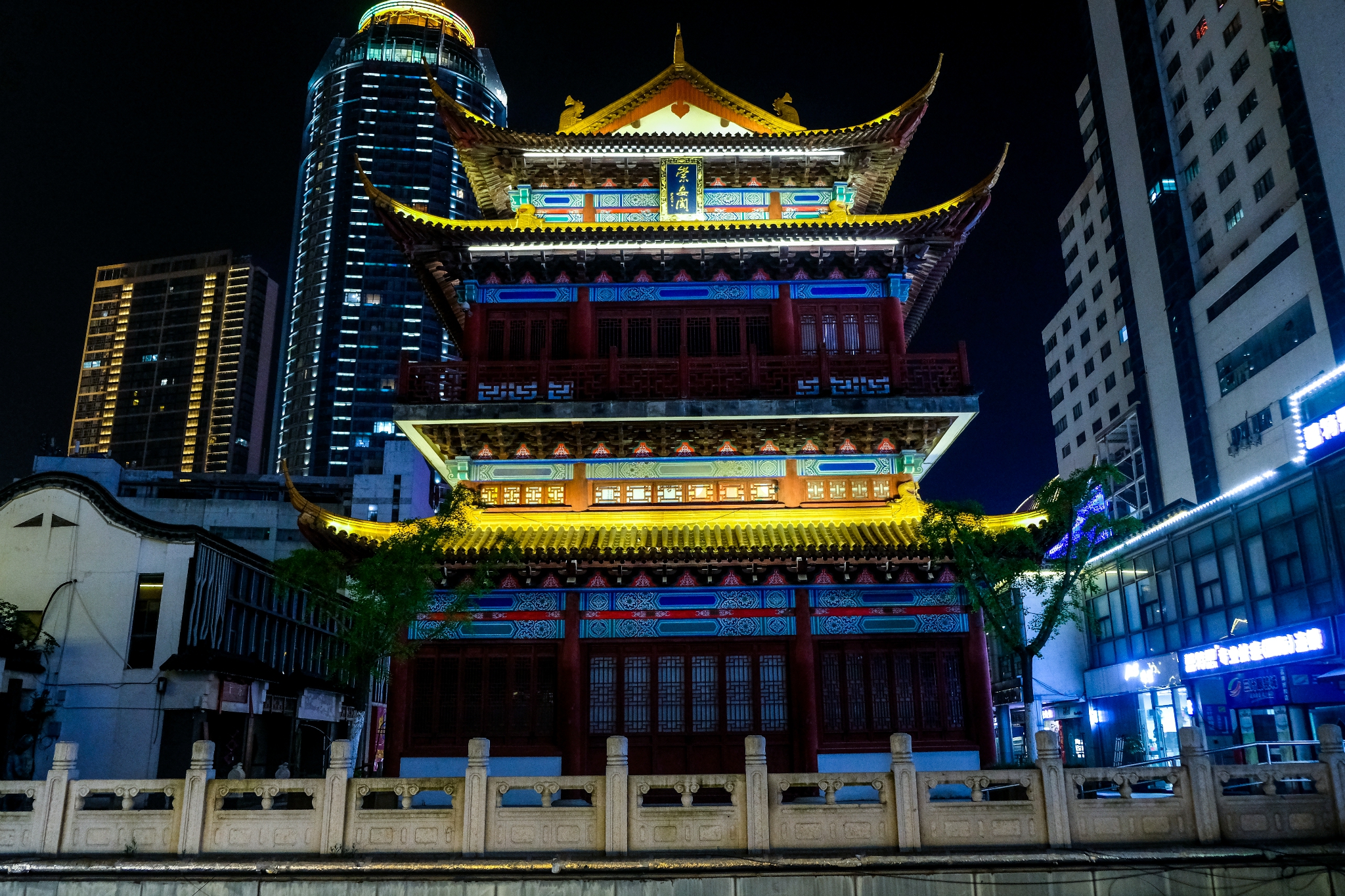 这里原来是清净的佛教圣地,后来无寺有名,发展为商业