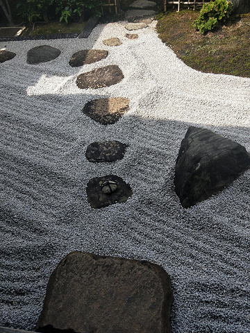 "瑞峰院路标，这里所有寺院都是分开自家僧侣运营养护的。止步石，在汀步的尽头处，这种表达是真的含蓄_瑞峰院"的评论图片