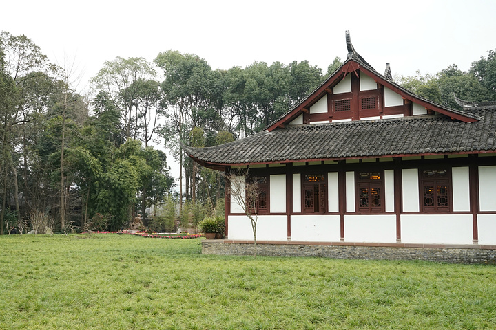 進入景區可以看到歷代紀念杜甫修建的建築,包括草堂寺和浣花祠等.