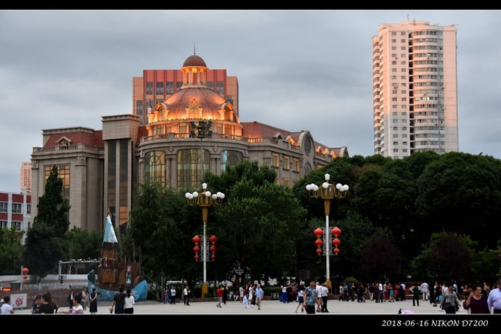 "夜晚我在那里乘凉，十点左右虽然天还未全黑，就被安保人员轰出去了，看来夜里是关闭的_乌鲁木齐人民广场"的评论图片