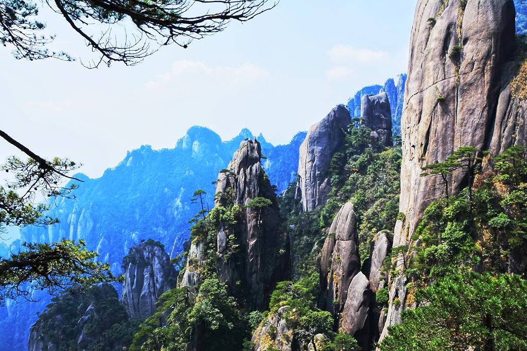 三清山主峰玉京峰海拔18199米终年云缠雾绕充满仙风神韵如仙境一般