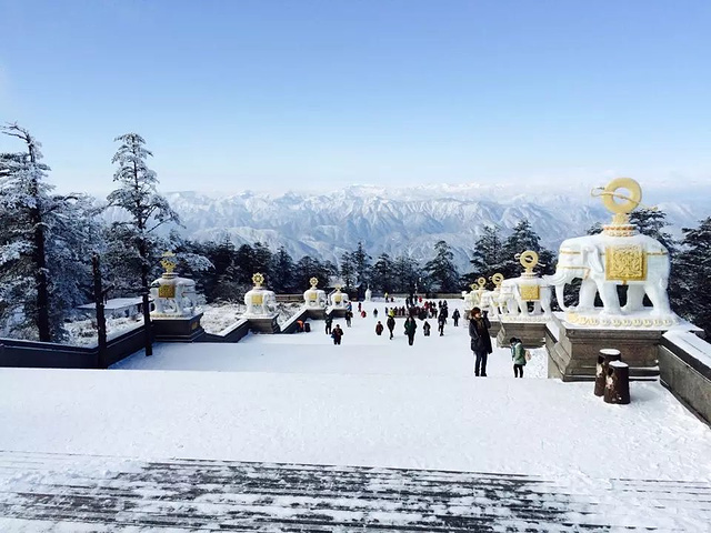 峨眉山2日游人均多少钱_峨眉山金顶图片