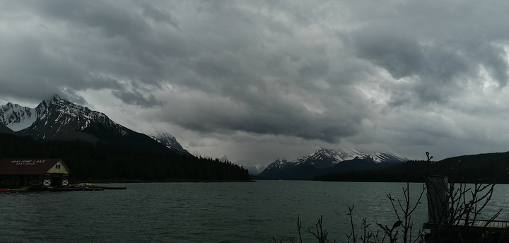 "玛琳湖是Jasper国家公园最著名的的lake，今天一直阴天这会儿更是下起小雨了，接近北极圈的..._玛琳湖"的评论图片