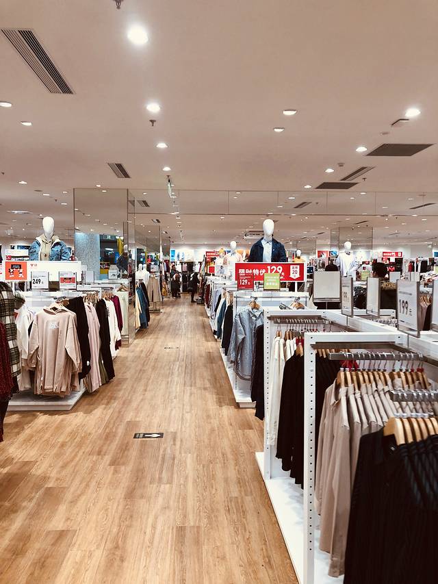 优衣库(长风景畔广场店)