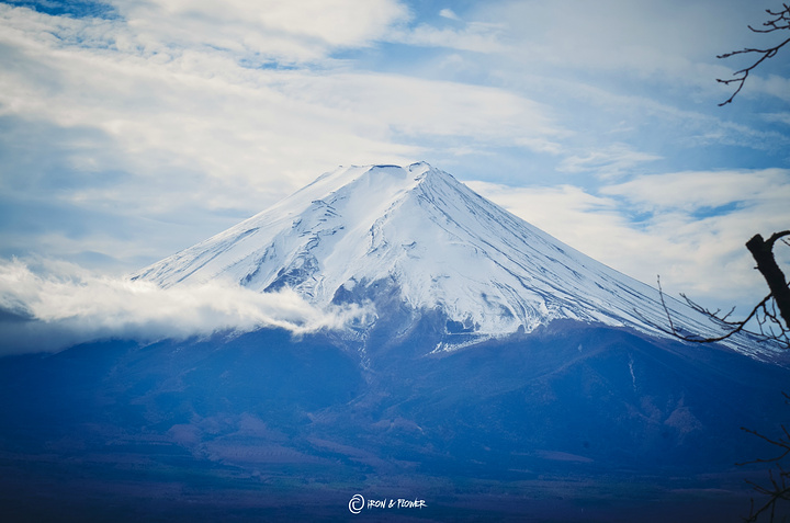 富士山不由讓人心生敬意放大照片看著被白雪覆蓋的登山路鐵柱希望自己