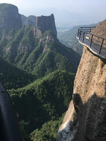 "景色确实非常不错。神仙居横跨的面积很大，周围众山巍兀独立，险峻无比_神仙居"的评论图片