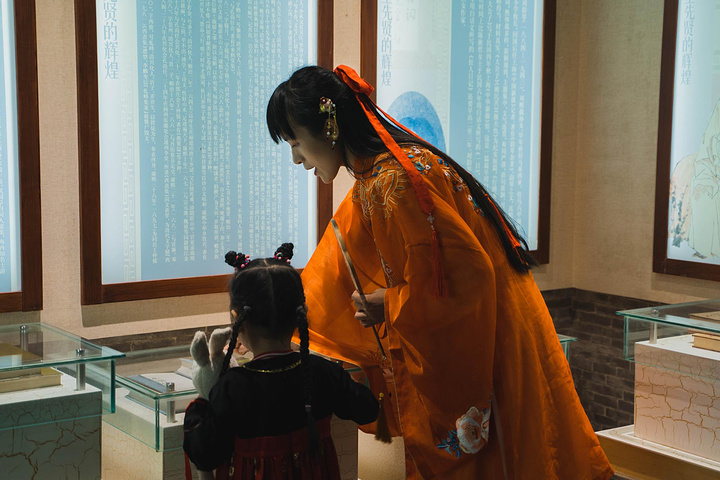 "兴化儒学街是一个非常有文化底蕴的地方，带着家人小朋友来这里旅行参观，还会有一种博学多识的感觉_兴化博物馆"的评论图片