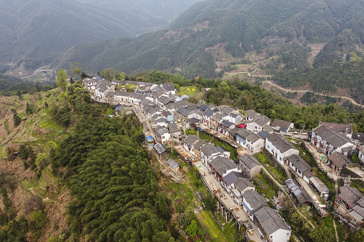 木梨硔村位于黄山市休宁县溪口镇,这里地处海拔近千米的苦竹尖山脊,是