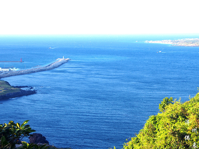 "想必日出一定很美。從峰頂眺望美麗的日出，這是濟州島十大絕景之一。最佳行程是和牛島放在一起。【位置】_城山日出峰"的评论图片