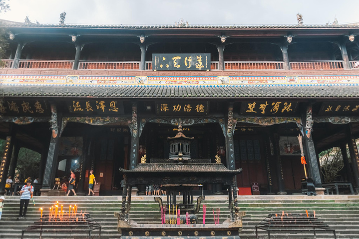 二王庙有点隐蔽四周种满了餐天大树林荫蔽日没有特别注意很容易错过