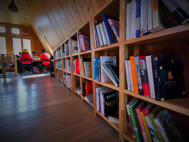 1473咖啡馆所在的山脊,是北京延庆与河北赤城的分界山脉.