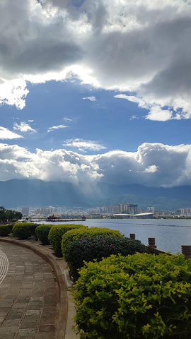 "苍山无墨千秋画，洱海无玄万古琴，所以大理的著名旅游景点就是苍山、洱海了，以及洱海边的古城。没觉得好吃_洱海"的评论图片