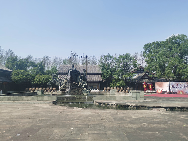 "到鉴湖景区以后就上了一个小岛叫“酒岛”，上面有一个玻璃栈道，是需要另外交费的，然后稀里糊涂走到..._鉴湖"的评论图片