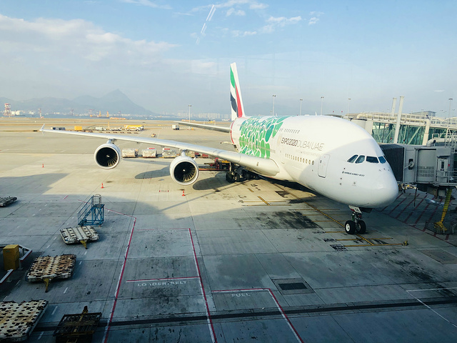 順利安檢完好不容易走到登記口坐等登機,a380機身上醒目的