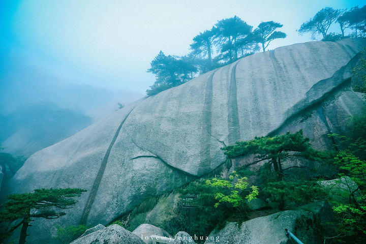 "...，这些远看似古堡魏立的天柱山岩石，在西关群峰垂直节理中非常发育，形成了横看成岭侧成峰的美丽景致_天柱山"的评论图片