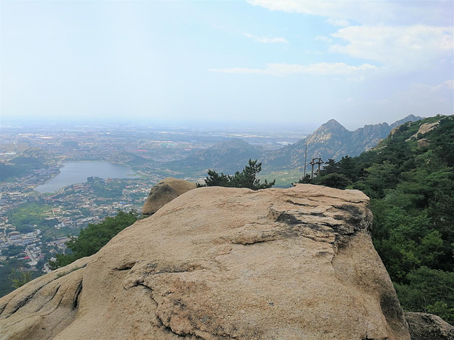 "【小提示】碣石山不高但非常险峻，夏日登山建议带2瓶水，山上多为岩石少高大树木，注意防晒_碣石山景区"的评论图片